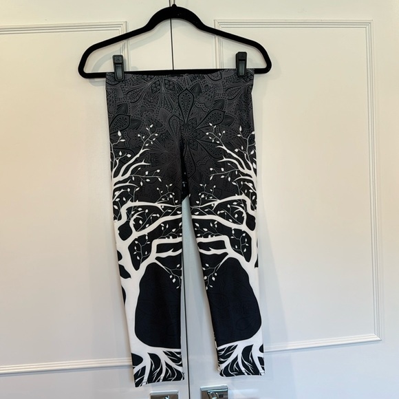 Gearbunch Dark Tree of Life Capri Athleisure Leggings Size Medium - Picture 3 of 12